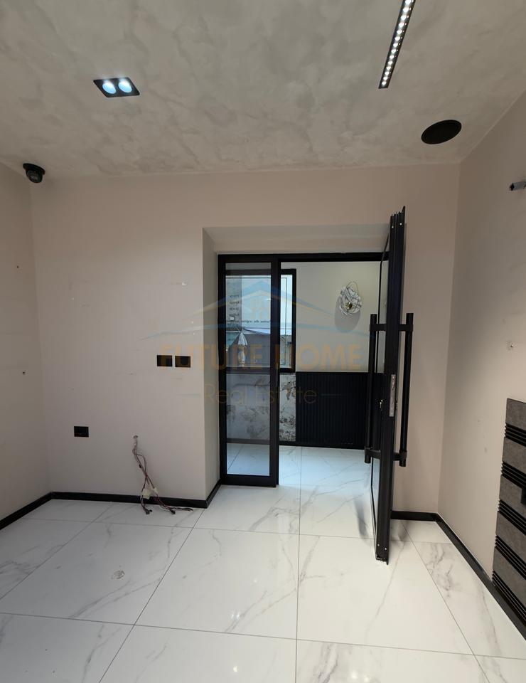 Qera, Ambient Komercial, Rruga e Kosovarëve