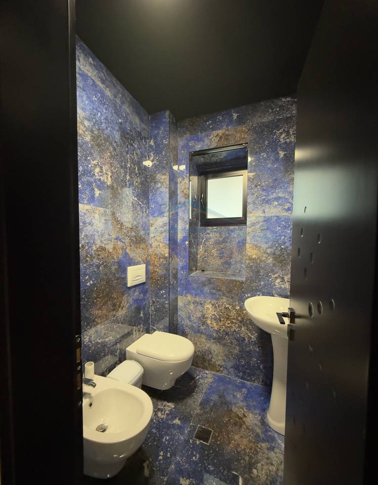 Qera, Ambient Komercial, Rruga e Kosovarëve