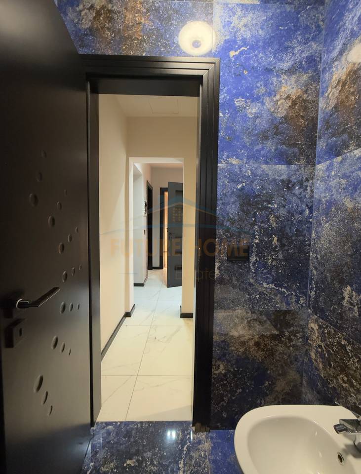 Qera, Ambient Komercial, Rruga e Kosovarëve