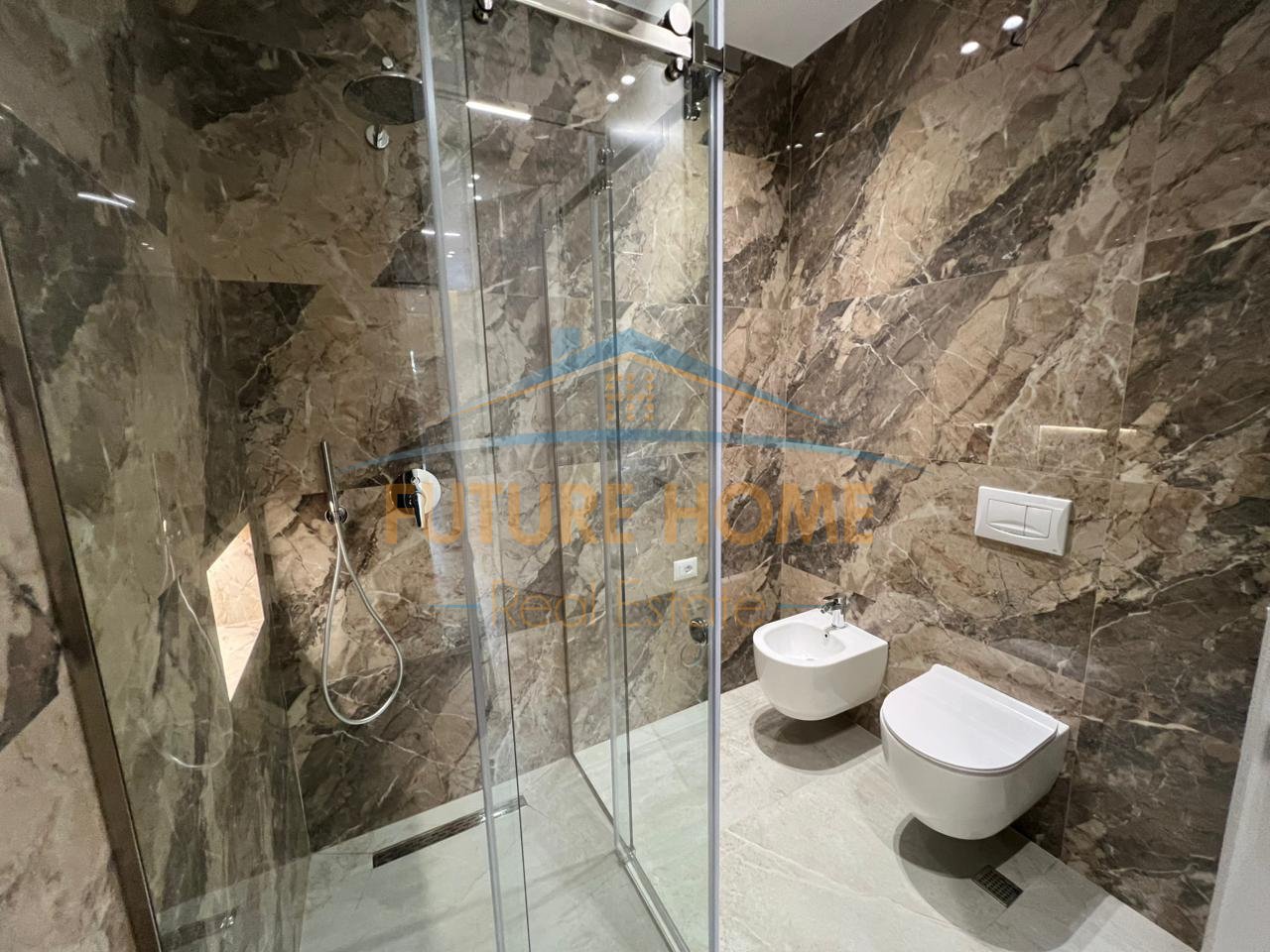 Shitet, Apartament 2+1+2+Garderobe, Komuna e Parisit