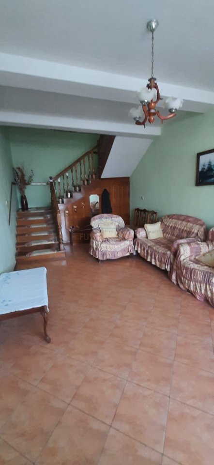 Shitet , Ndërtese 3-katëshe ,Lagjia 1 , Pogradec