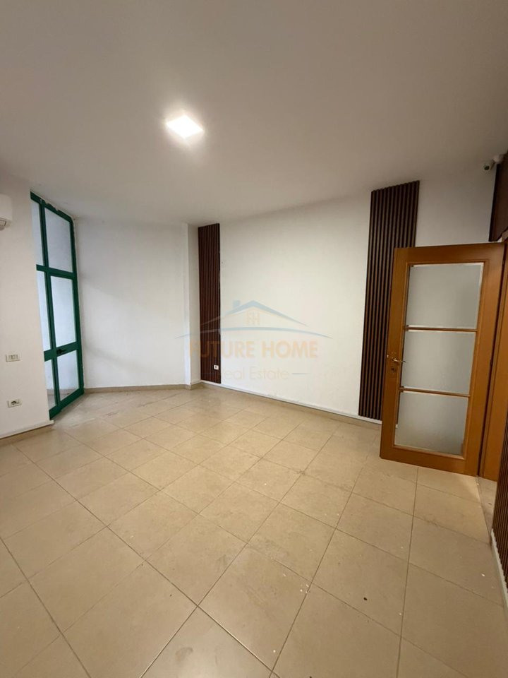 In vendita, Appartamento 2+1, Rruga e Kavajës, Tirana.