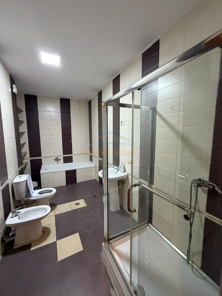 In vendita, Appartamento 2+1, Rruga e Kavajës, Tirana.