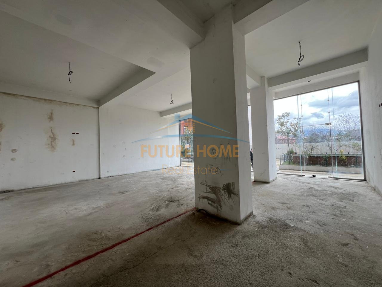 Shitet Ambjent Biznesi, Yzberisht, Tiranë