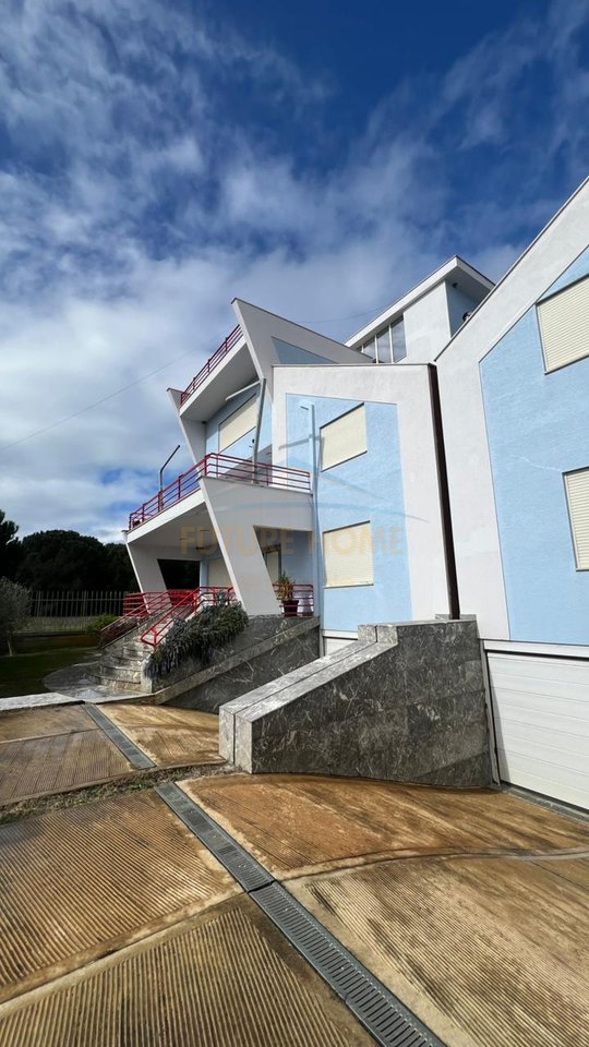 Shitet, Hotel, Gjiri Lalzit