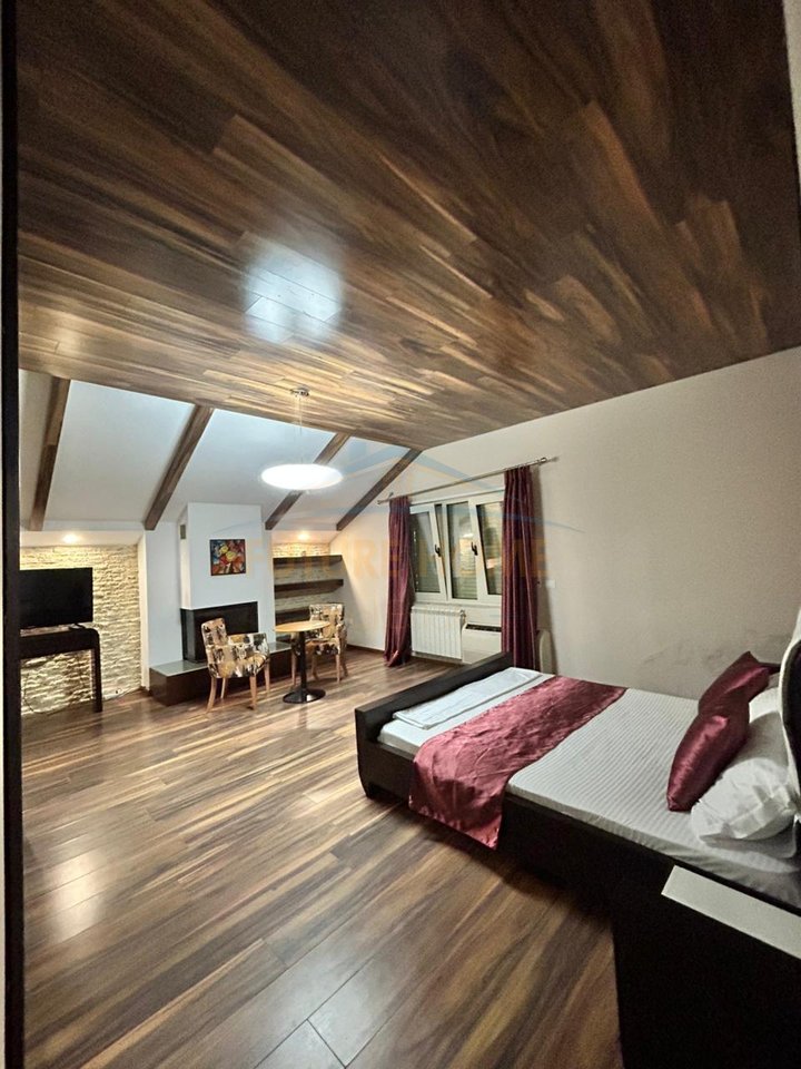 Shitet, Hotel, Gjiri Lalzit