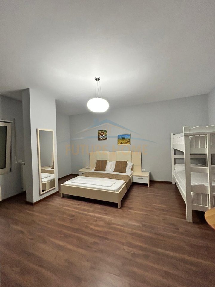 Shitet, Hotel, Gjiri Lalzit