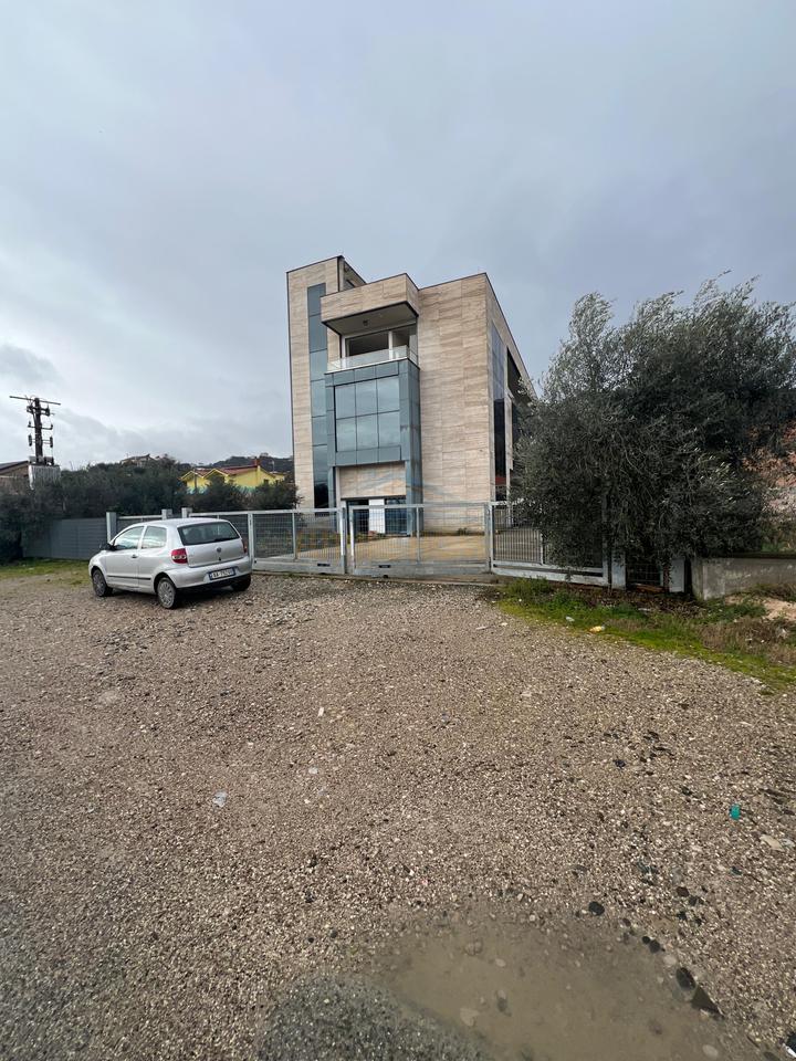 In vendita, locali commerciali, Rinas