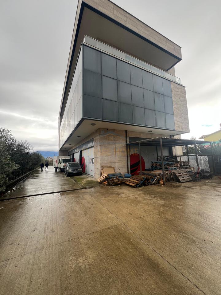 In vendita, locali commerciali, Rinas