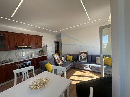 Disponojm  me Qira  Apartament 2+1, Plazh ,Hotel Empire, Durres Pamje Deti