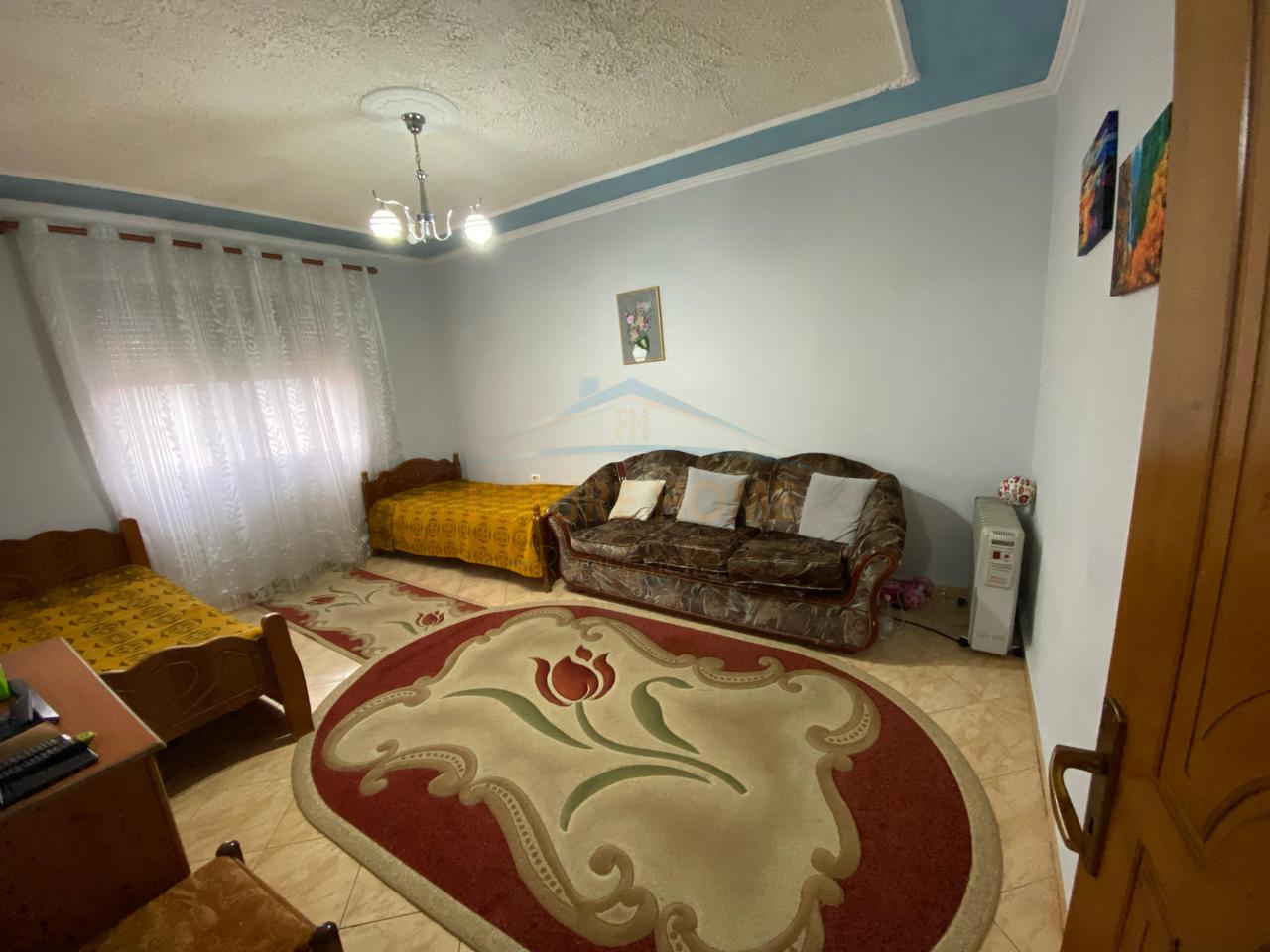 Shitet, Apartament 2+1, Kombinat, Tiranë.