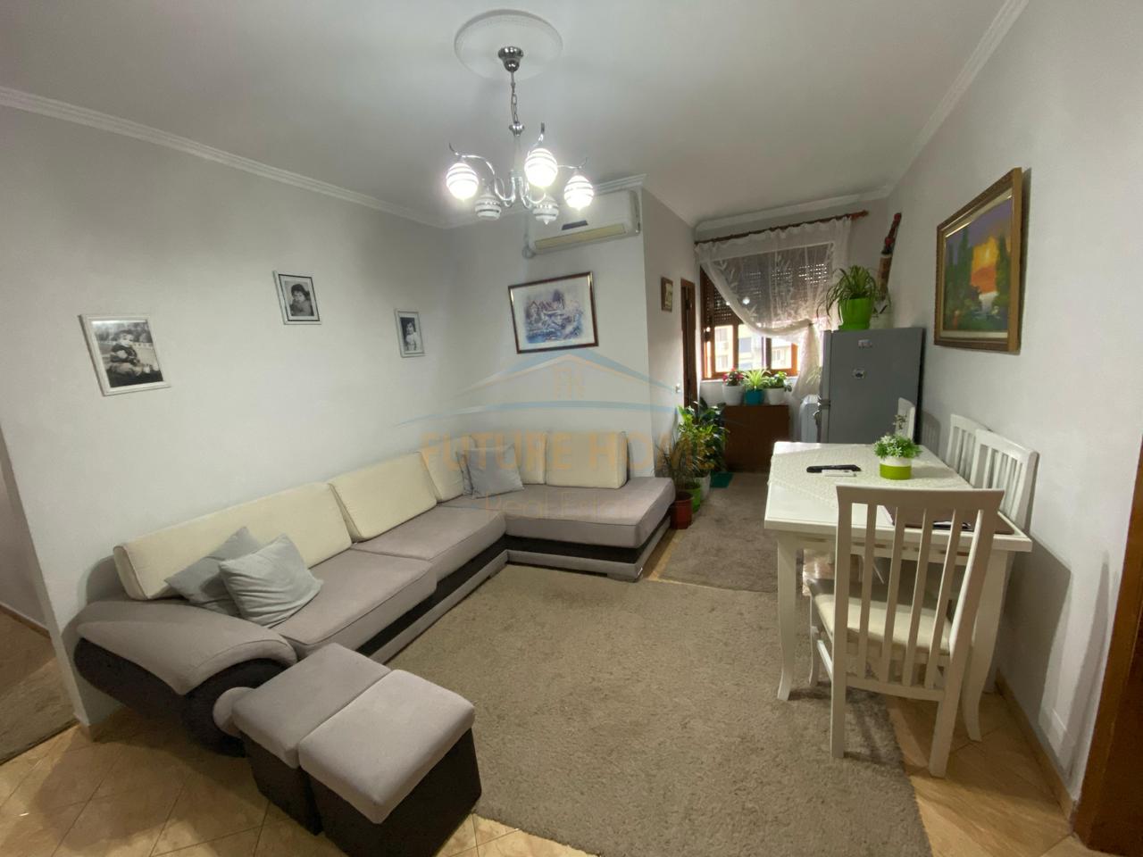 Shitet, Apartament 2+1, Kombinat, Tiranë.