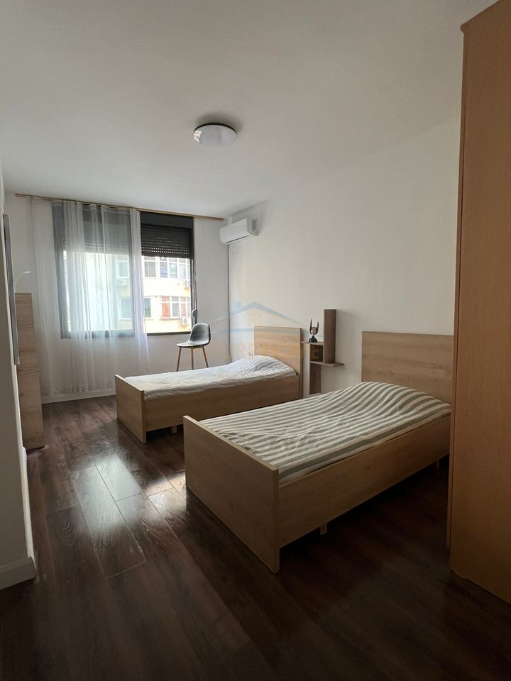 Qera, Apartament 3+1+2+ Post Parkimi, Komuna e Parisit