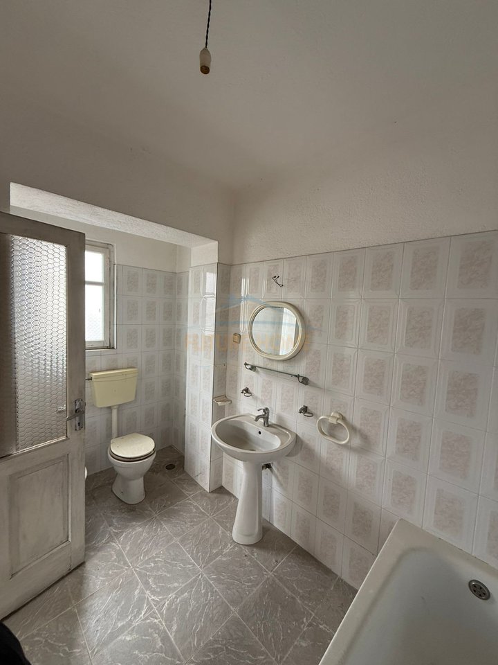 Shitet , Ndërtese 3-katëshe ,Lagjia 1 , Pogradec