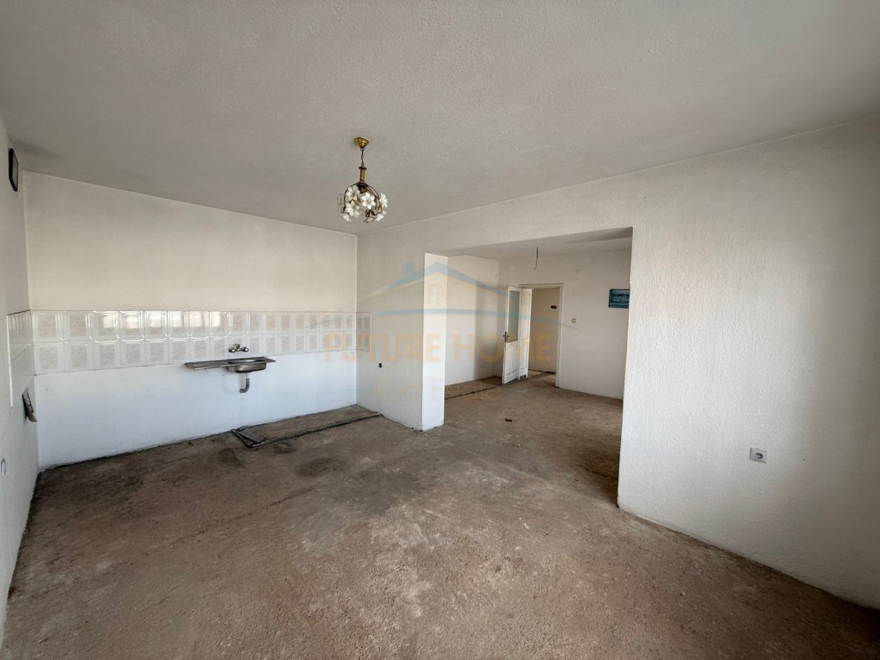 Shitet , Ndërtese 3-katëshe ,Lagjia 1 , Pogradec