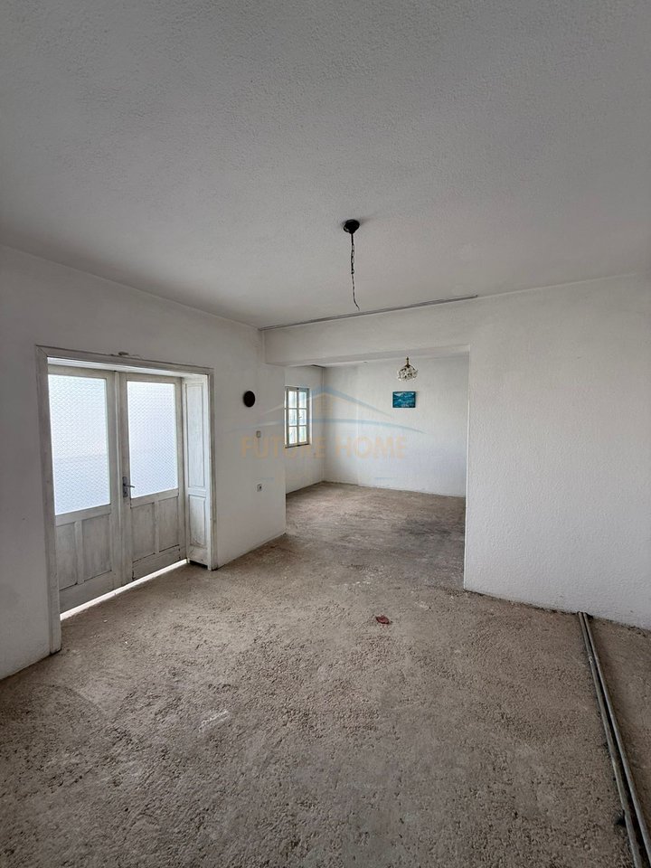 Shitet , Ndërtese 3-katëshe ,Lagjia 1 , Pogradec