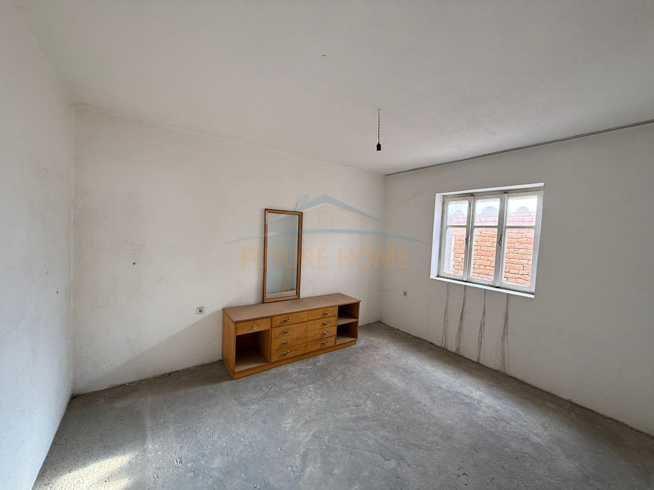 Shitet , Ndërtese 3-katëshe ,Lagjia 1 , Pogradec