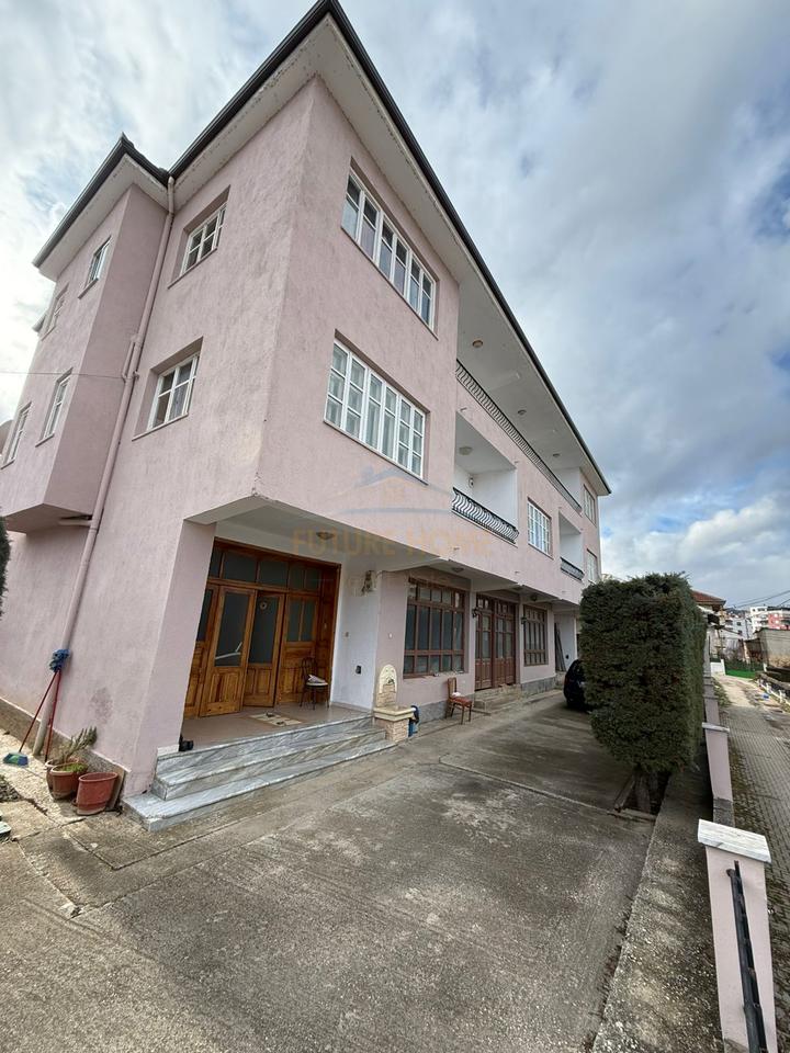 Shitet , Ndërtese 3-katëshe ,Lagjia 1 , Pogradec