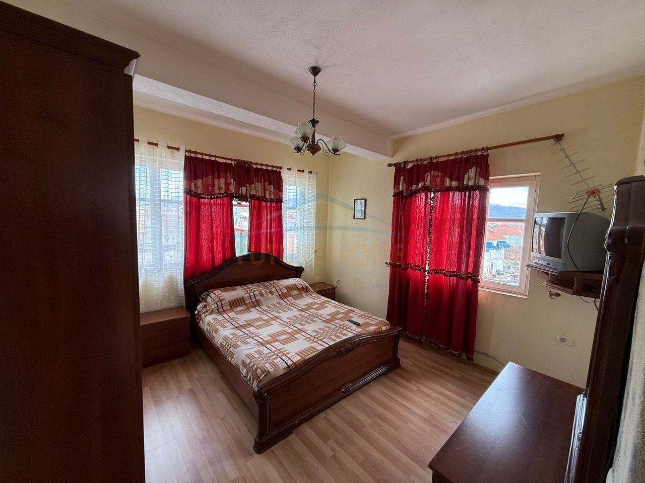 Shitet , Ndërtese 3-katëshe ,Lagjia 1 , Pogradec