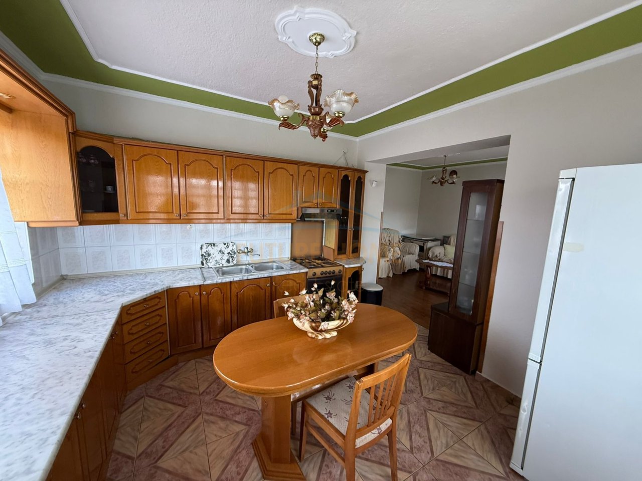 Shitet , Ndërtese 3-katëshe ,Lagjia 1 , Pogradec