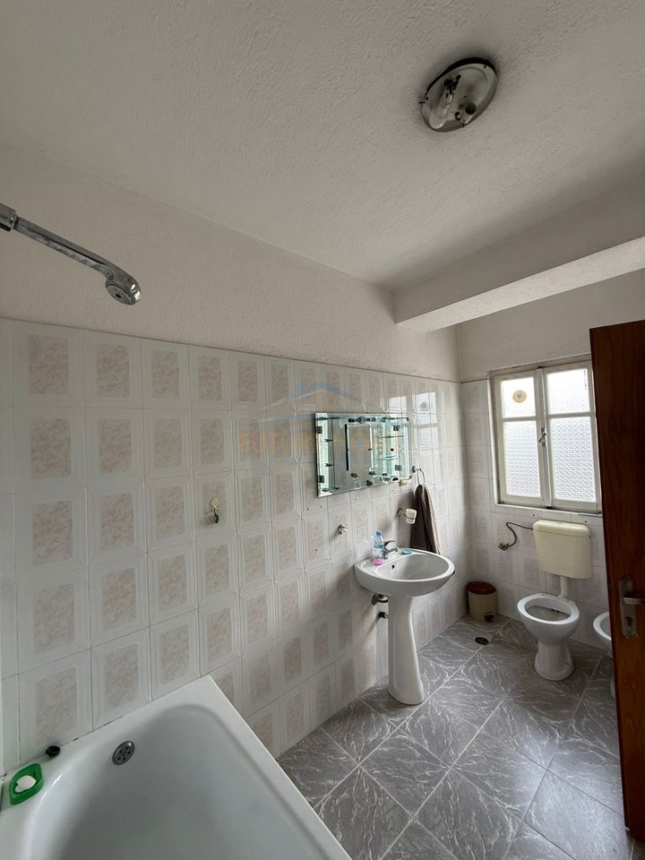 Shitet , Ndërtese 3-katëshe ,Lagjia 1 , Pogradec