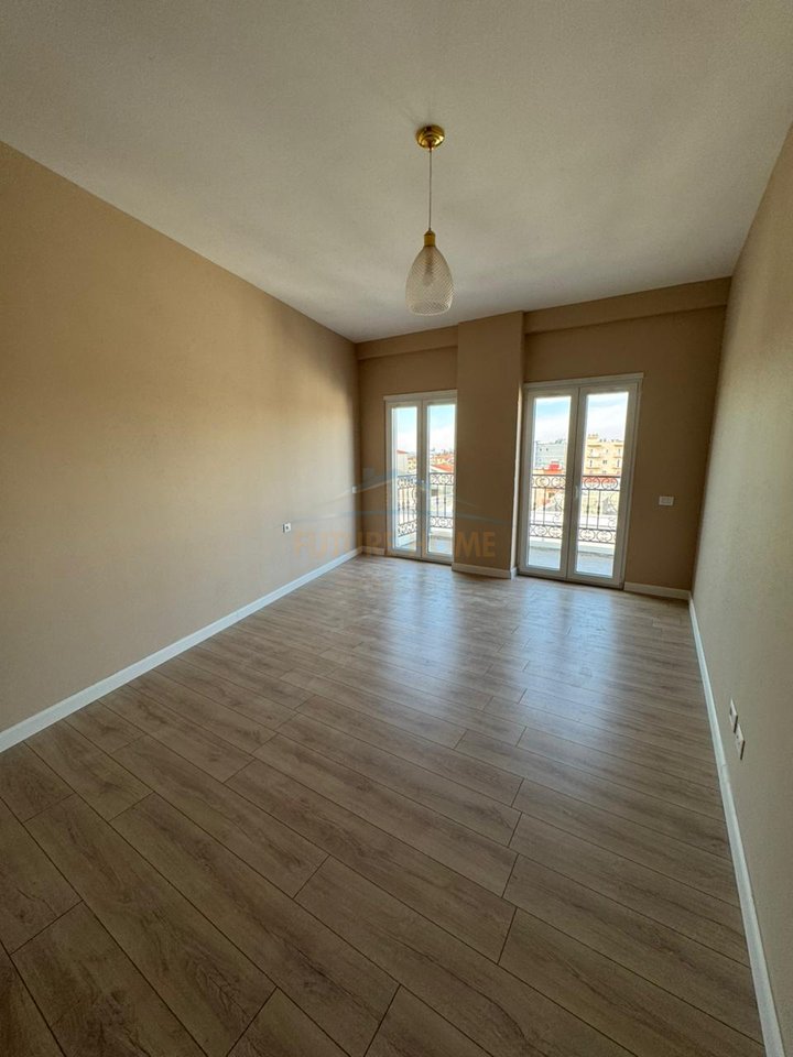 Shitet, Apartament 1+1, Sauk, Tirana Porta e Re, Tiranë.