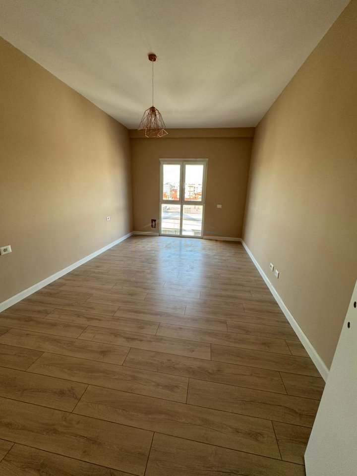 Shitet, Apartament 1+1, Sauk, Tirana Porta e Re, Tiranë.