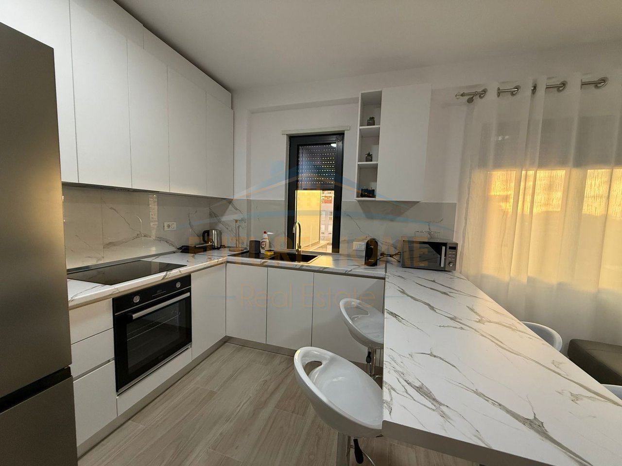 Qera, Apartament 2+1+2+Post Parkimi, Pazari i Ri, Tiranë
