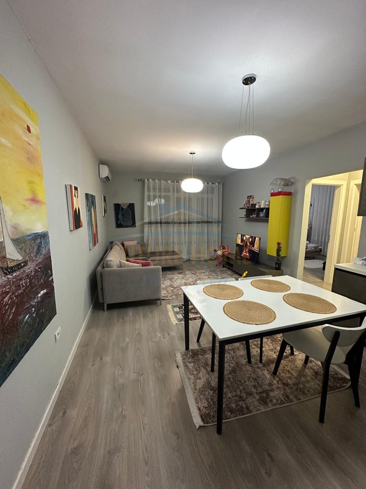 Affitto, appartamento 1+1 + posto auto, Campo Aviazione, Tirana.