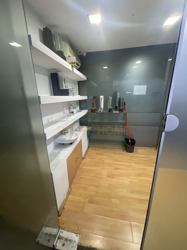 In vendita, Locale Commerciale, Viale Giovanna d'Arco, Tirana.