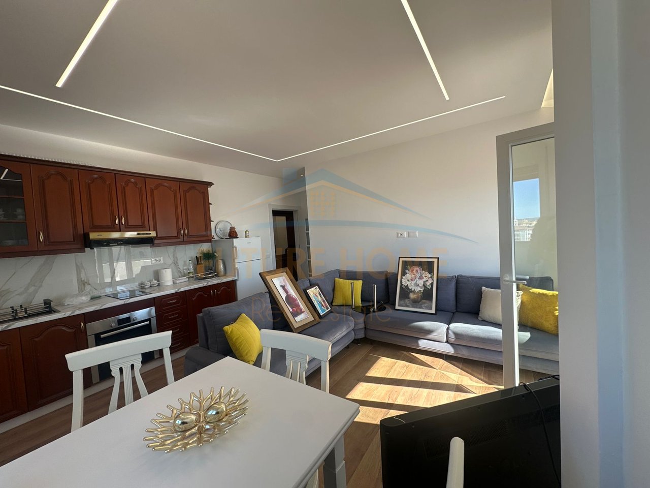 Disponojm  me Qira  Apartament 2+1, Plazh ,Hotel Empire, Durres Pamje Deti