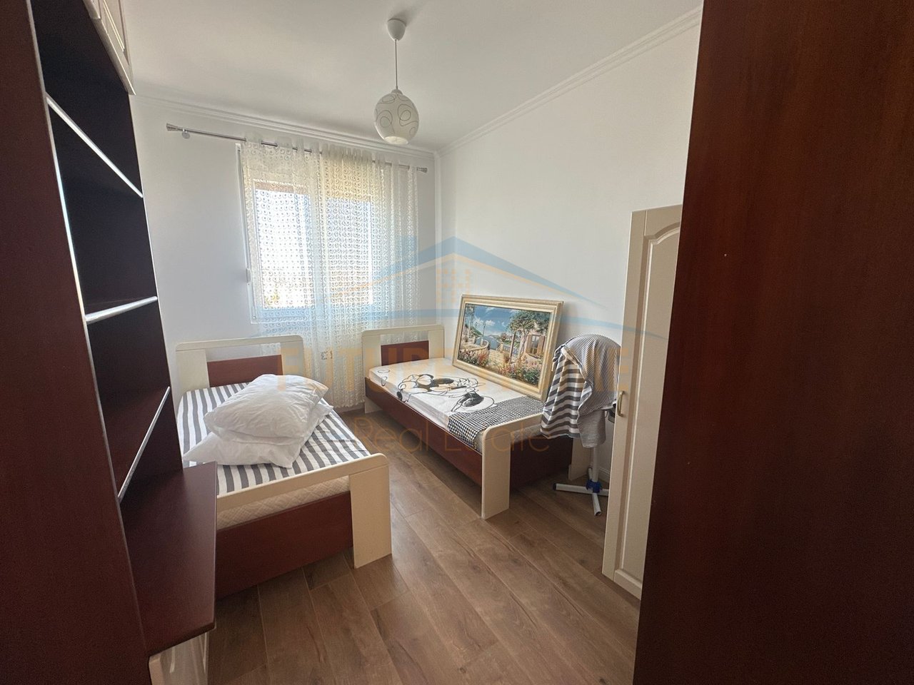 Disponojm  me Qira  Apartament 2+1, Plazh ,Hotel Empire, Durres Pamje Deti