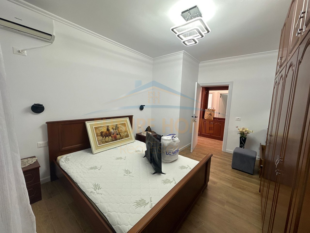 Disponojm  me Qira  Apartament 2+1, Plazh ,Hotel Empire, Durres Pamje Deti