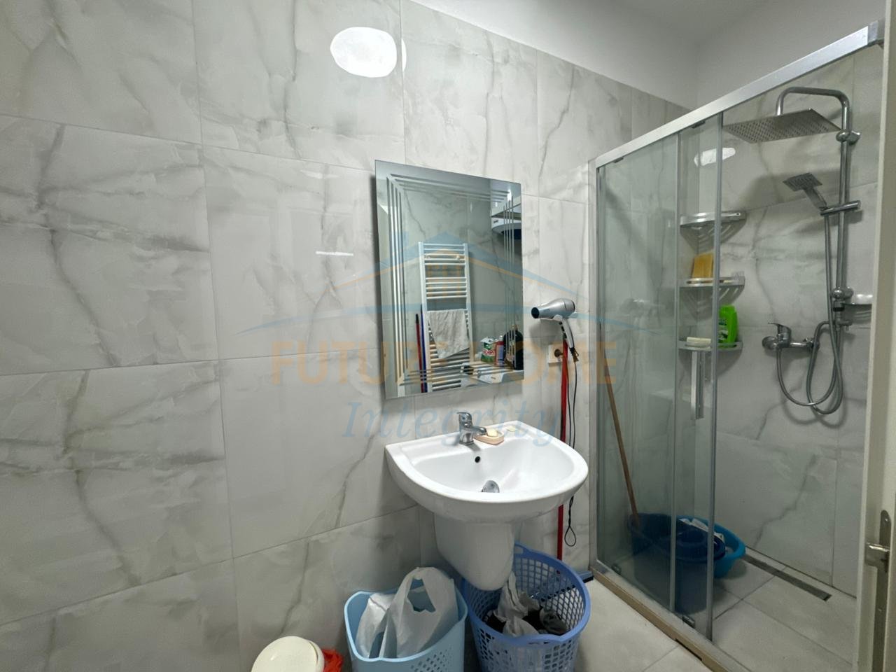 Shitet, Apartament 2+1+2+Post parkimi, Ali Demi, Tiranë.