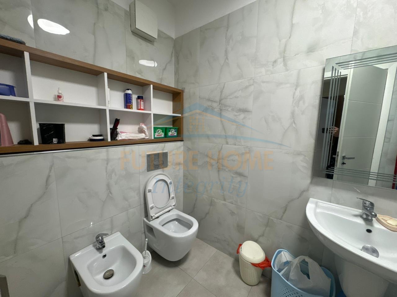 Shitet, Apartament 2+1+2+Post parkimi, Ali Demi, Tiranë.