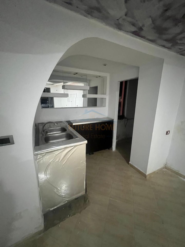 In vendita, locali commerciali, Kamez