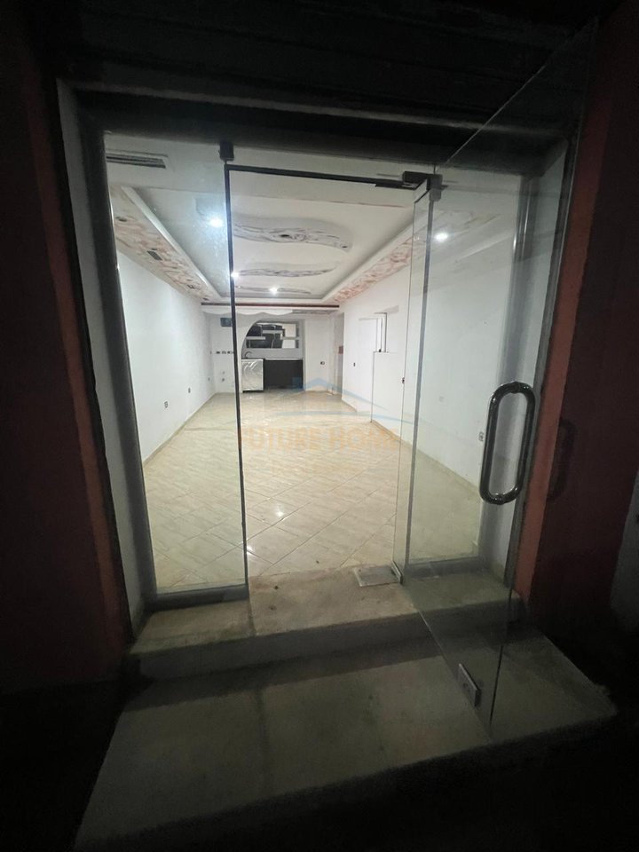 In vendita, locali commerciali, Kamez