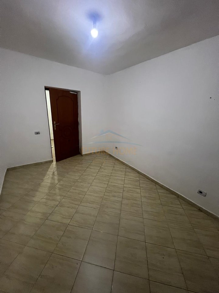 In vendita, locali commerciali, Kamez