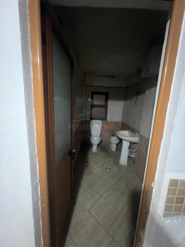 In vendita, locali commerciali, Kamez