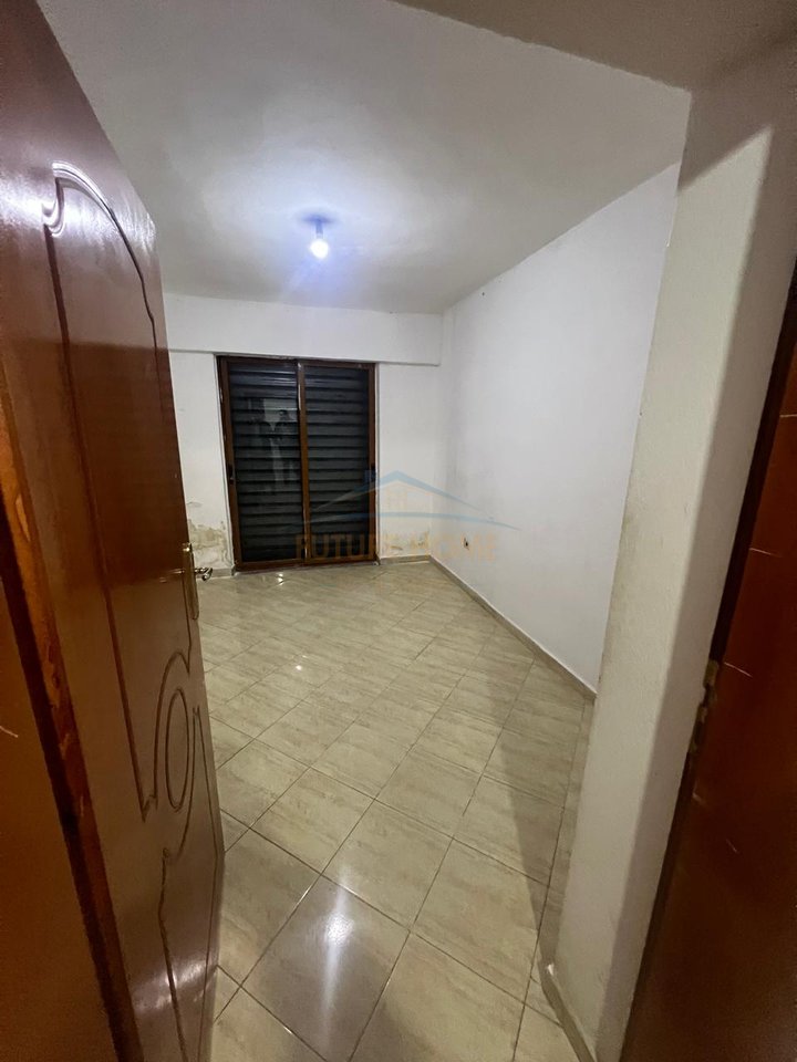 In vendita, locali commerciali, Kamez