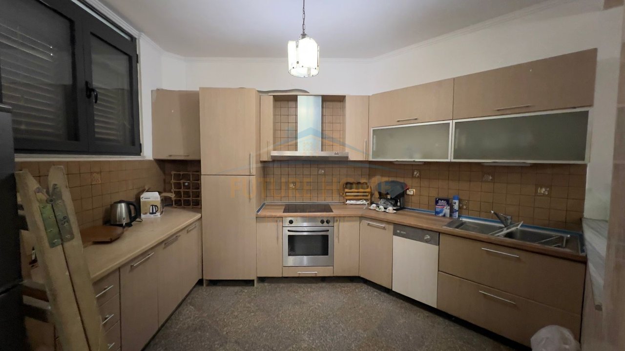 Qera, Vilë, Rruga Kadri Kërciku, Tiranë