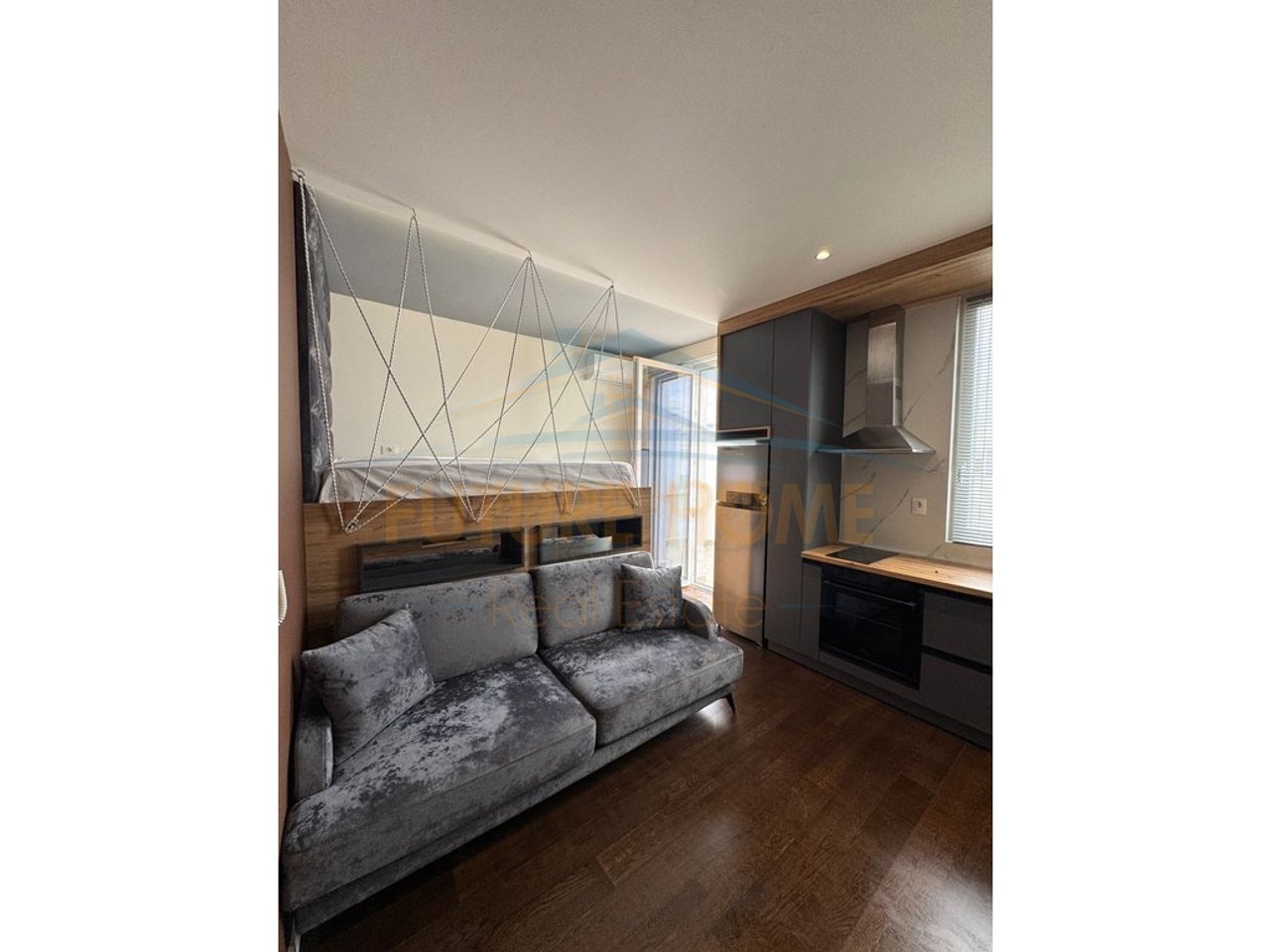 Qera Gasoniere, Kompleksi Tudas, Unaza e Re.