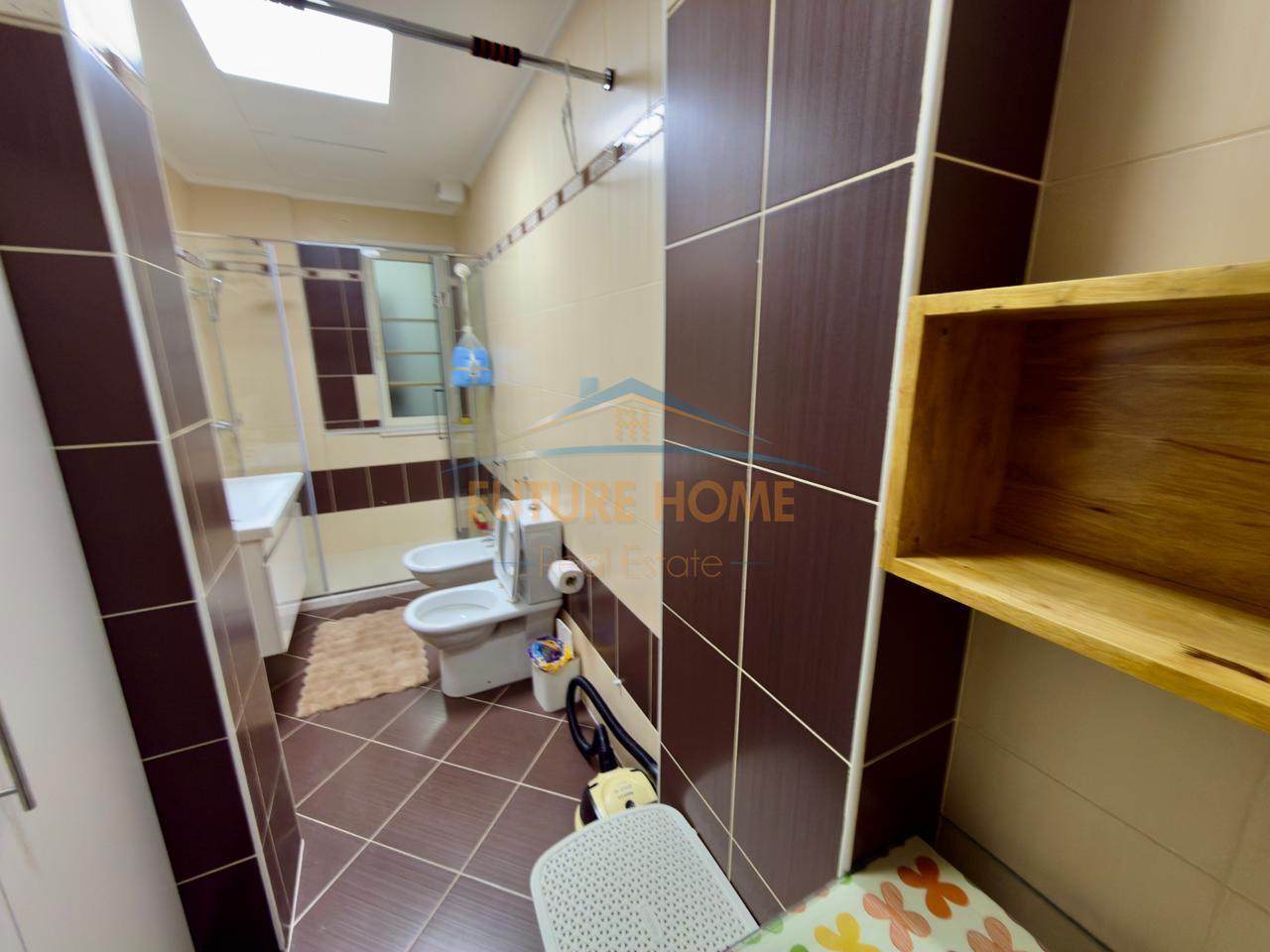 Affitto, Appartamento 3+1+2+Posto Auto, Lago Secco, Tirana.