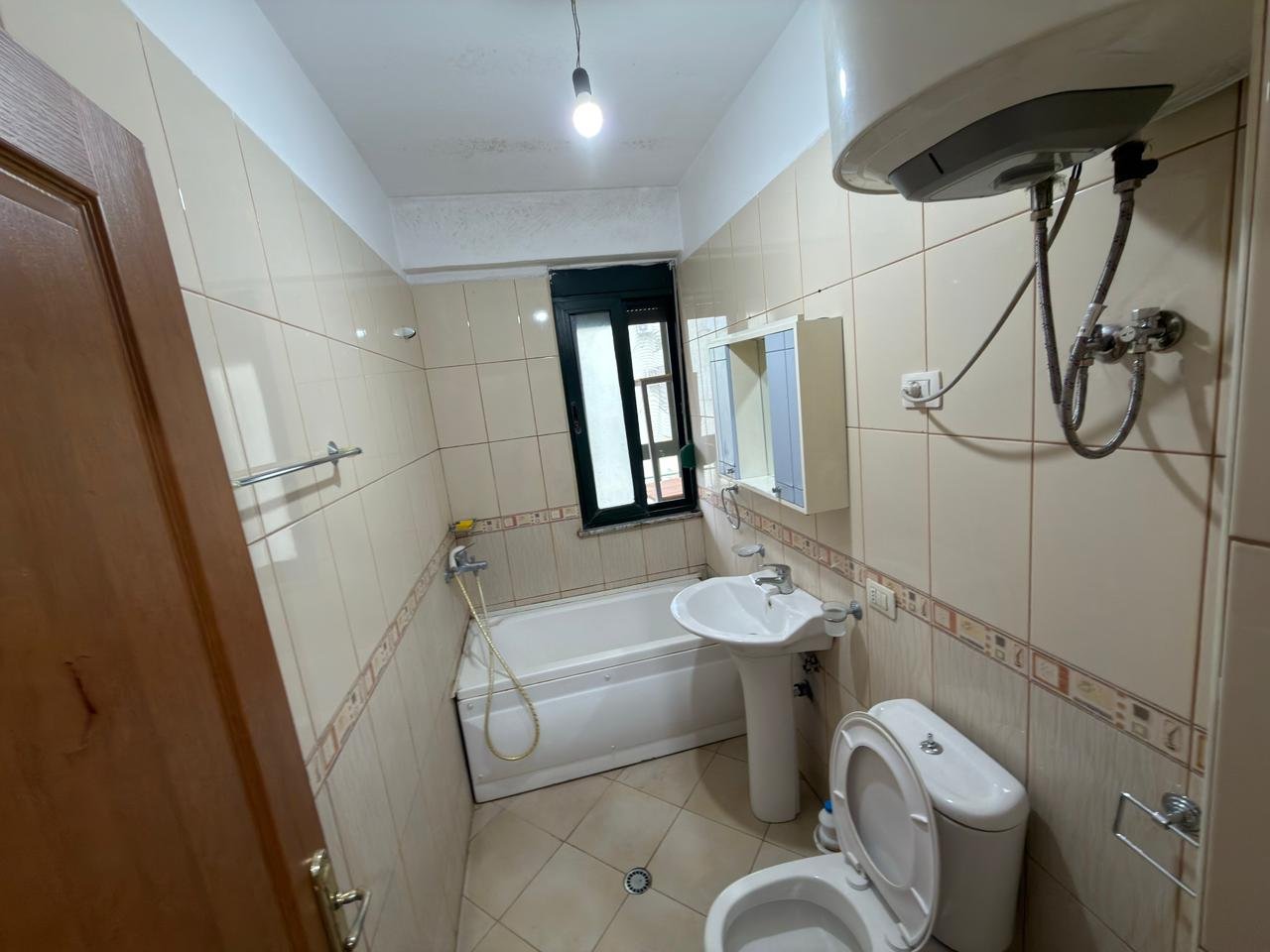 Qera, Apartament 2+1+2, Rruga 5 Maji, Tiranë.