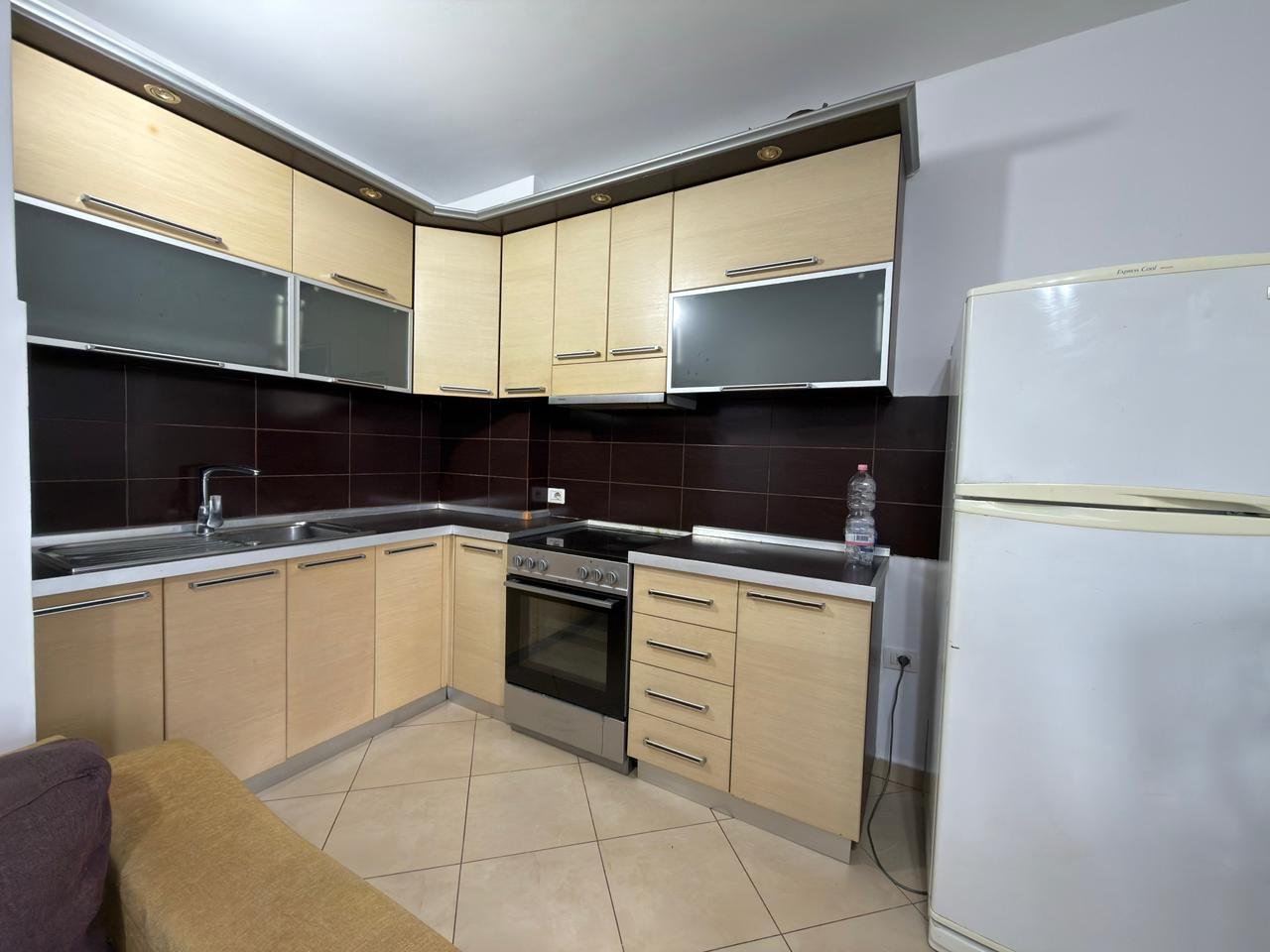 Qera, Apartament 2+1+2, Rruga 5 Maji, Tiranë.