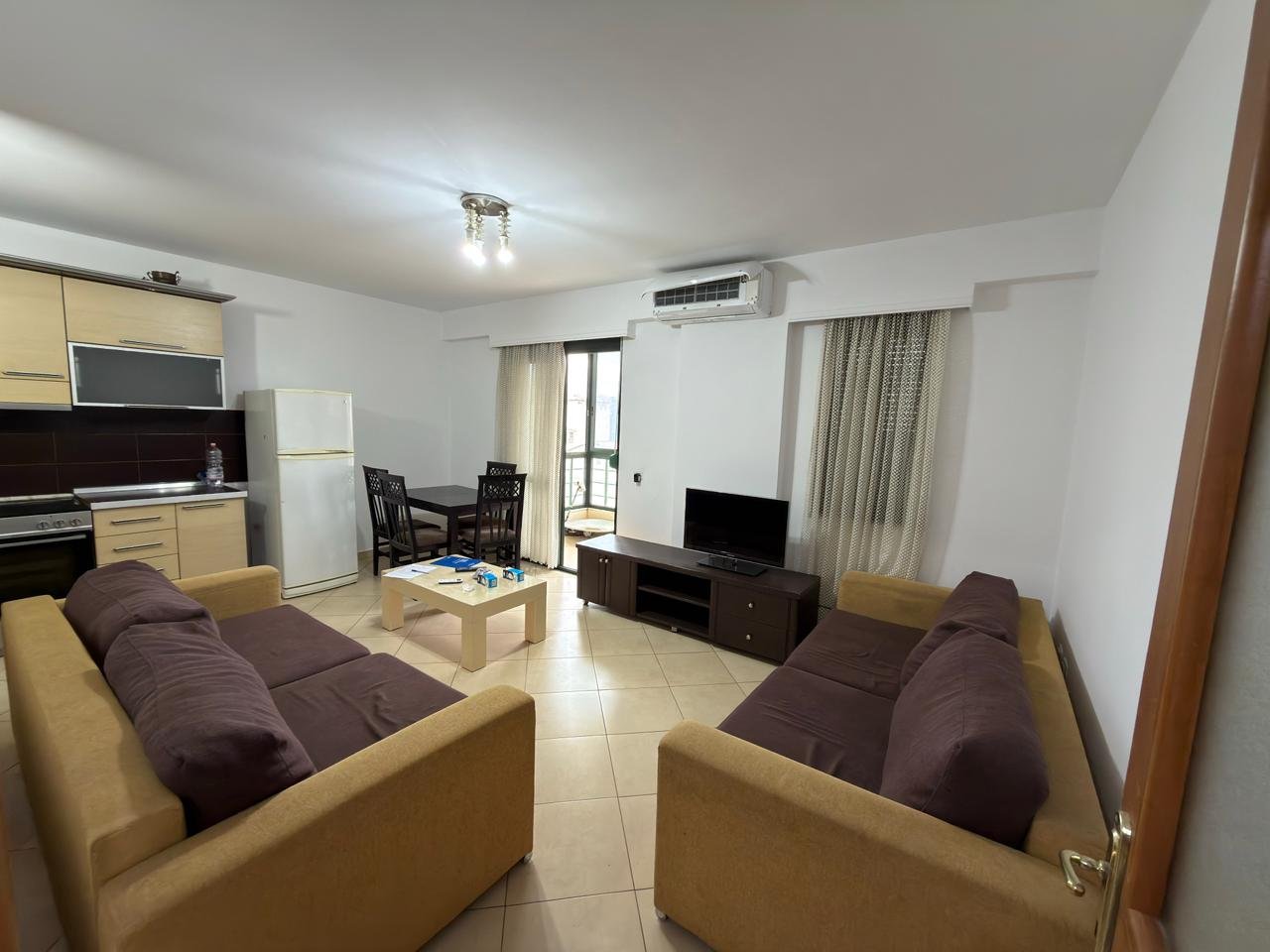 Qera, Apartament 2+1+2, Rruga 5 Maji, Tiranë.