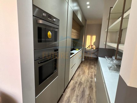 Qera, Apartament 3+1+2+Post Parkimi, Rruga Bardhok Biba, Qendër.
