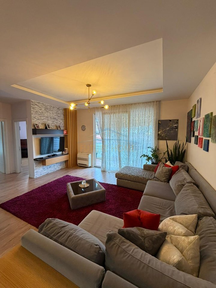 Shitet, Apartament 2+1, Rruga Gramoz Pashko.