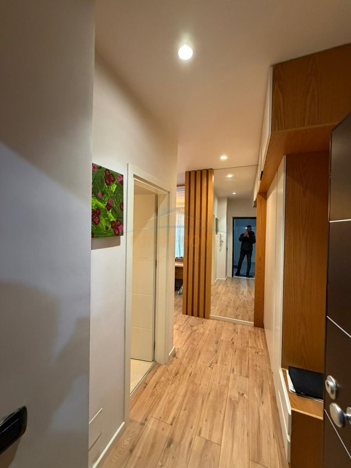 Shitet, Apartament 2+1, Rruga Gramoz Pashko.