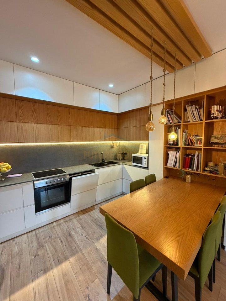 Shitet, Apartament 2+1, Rruga Gramoz Pashko.